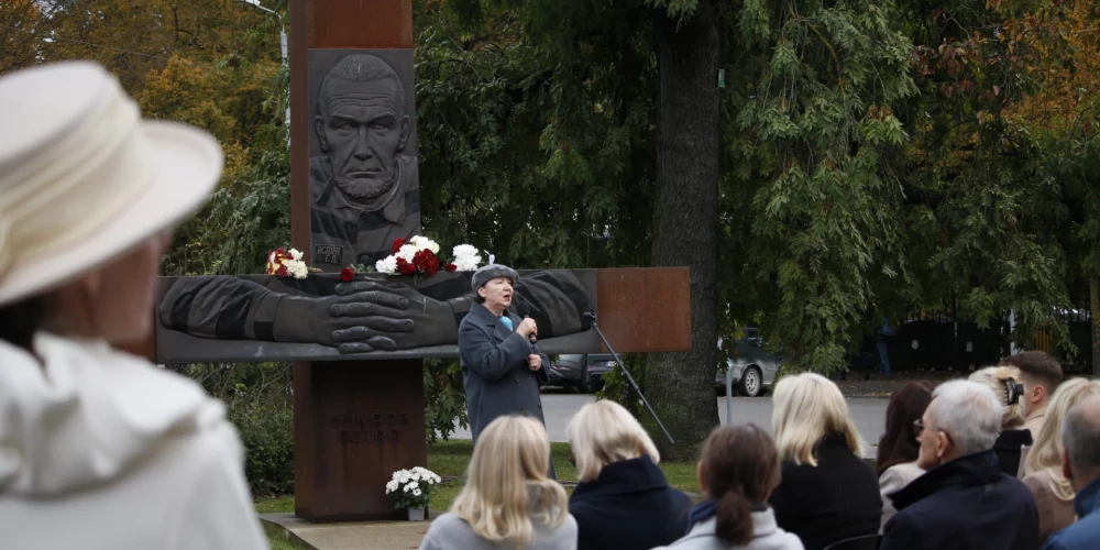 Valsts valodas dienas pasākums pie Gunāra Astras pieminekļa (foto: Rihards Tīdemanis)