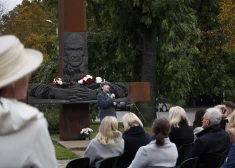 Rīgā godina Valsts valodas dienu. Pasākums noticis pie padomju okupācijas laikā nomocītā politieslodzītā Gunāra Astras pieminekļa. FOTO, VIDEO