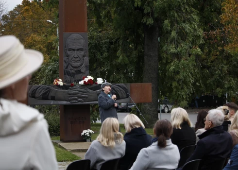 Valsts valodas dienas pasākums pie Gunāra Astras pieminekļa (foto: Rihards Tīdemanis)