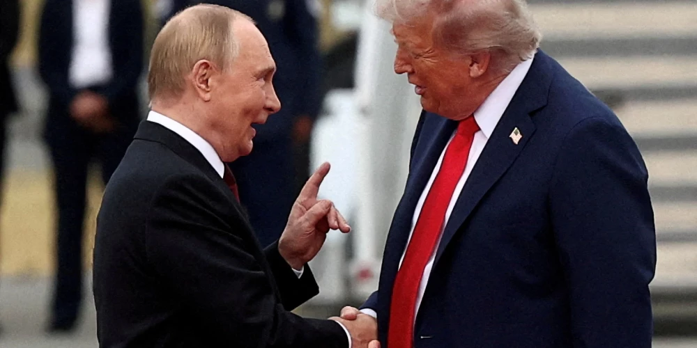 ASV prezidents Donalds Tramps sirsnīgi uzņem Aļaskā Krievijas diktatoru Vladimiru Putinu