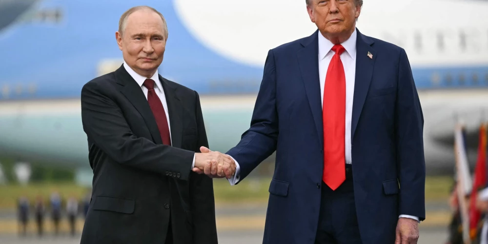 Президент США Дональд Трамп приветствует президента России Владимира Путина на взлётно-посадочной полосе после их прибытия на совместную авиабазу Элмендорф-Ричардсон в Анкоридже, штат Аляска, 15 августа 2025 года.