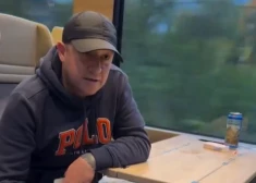 Agresīvais "emigrants no Zolitūdes" Šveices vilcienā (ekrānuzņēmums no video)