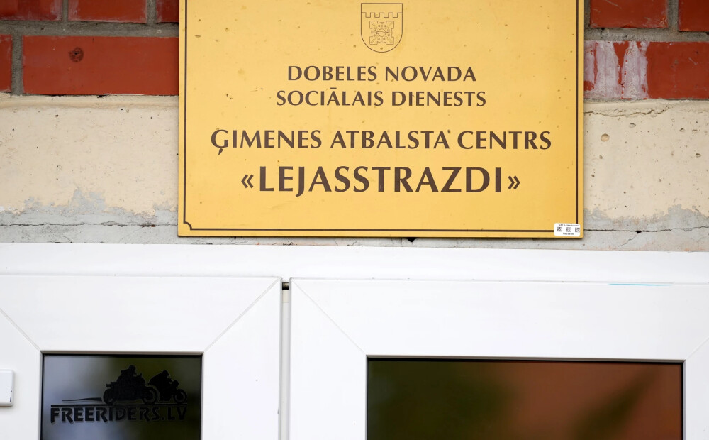 Vairāki bērni neiet skolā, darbinieki nezina, ko iesākt ar slimu bērnu: ģimenes atbalsta centrā "Lejasstrazdi" Dobeles novadā atkal atklāti pārkāpumi