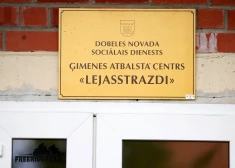 Vairāki bērni neiet skolā, darbinieki nezina, ko iesākt ar slimu bērnu: ģimenes atbalsta centrā "Lejasstrazdi" Dobeles novadā atkal atklāti pārkāpumi