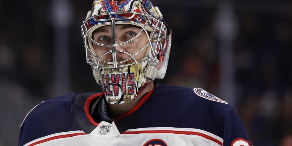 Latvijas vārtsargs Elvis Merzļikins ceturtdien NHL mačā atvairīja 32 pretinieku metienus.