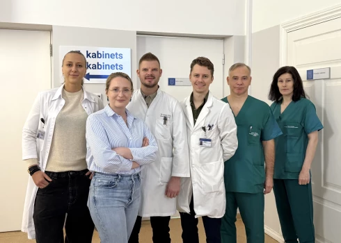 Operāciju veica Stradiņa slimnīcas Krūts slimību centra krūts ķirurģijas komanda, Dr. med. doc. Jeļenas Maksimenko vadībā.