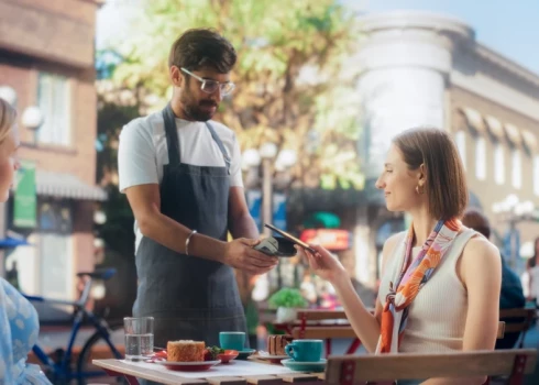 Если при оплате картой за пределами еврозоны в терминале предлагают выбрать между расчётом в местной валюте и евро, всегда выбирайте местную валюту — иначе надбавка может составить до 10%.