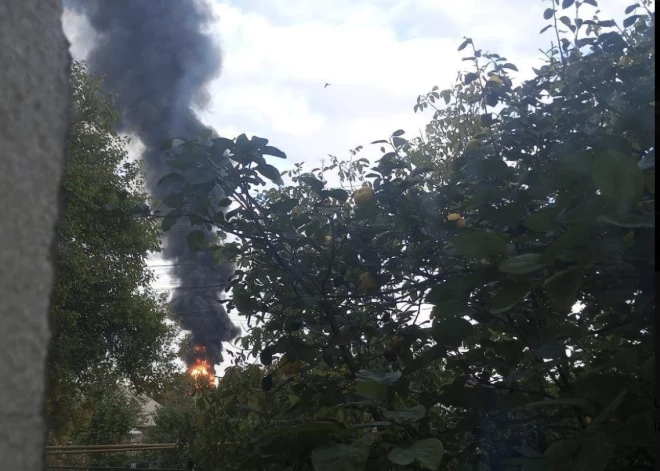 Krimā pēc dronu trieciena aizdegusies naftas bāze