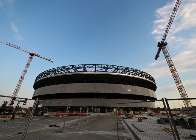 NHL komisārs pauž bažas par Milānas olimpisko spēļu hokeja arēnu, kuras pabeigšana kavējas