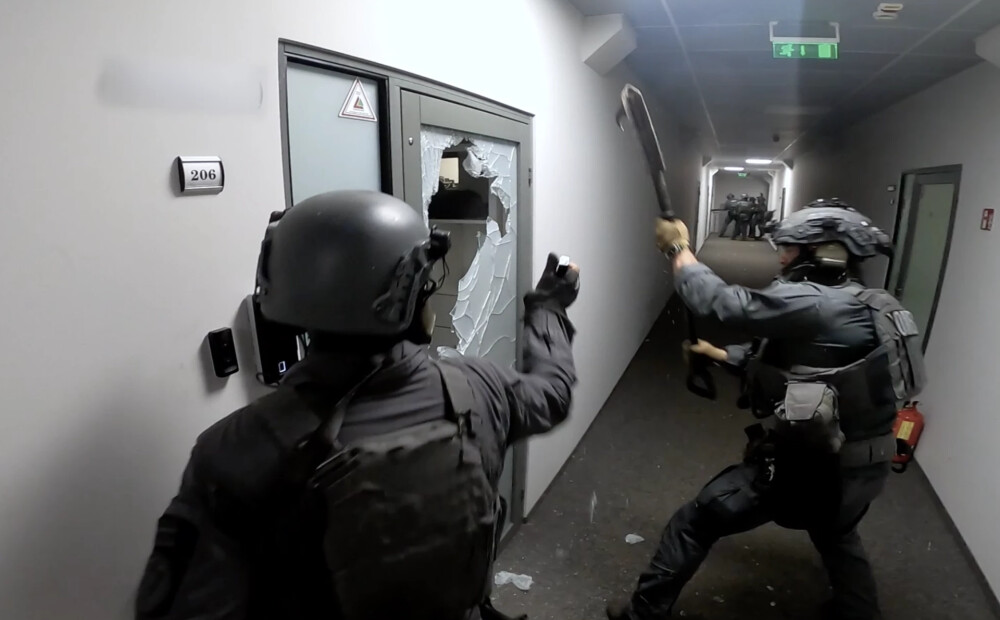 VIDEO: starptautiskā operācijā Valsts policija aiztur krāpnieku grupējumu, no kura darbības cietuši vismaz 3 200 cilvēki