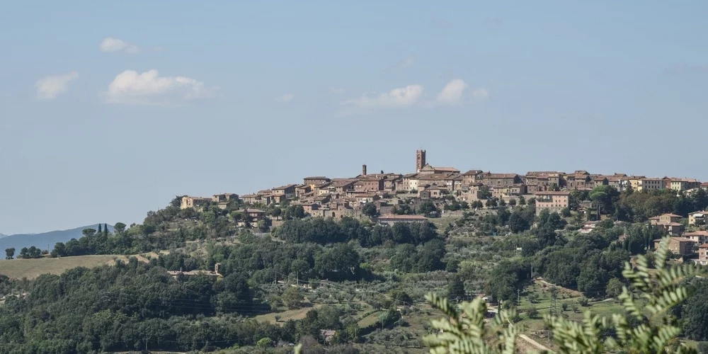 Городишко находится на холме.