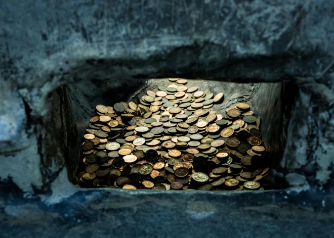 Vīrietis pie vasarnīcas, rokot sliekas, nejauši atrod iespaidīgus viduslaiku dārgumu krājumus