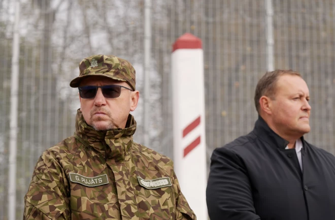 Начальник Государственной пограничной охраны генерал Гунтис Пуятс и министр внутренних дел Рихард Козловскис во время визита на восточную границу Латвии.