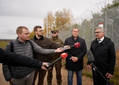 Еврокомиссар побывал на латвийско-белорусской границе: "Здесь все может быть использовано как оружие против ЕС"