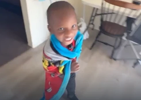 3 gadus vecais Kodijs Vudss (ekrānuzņēmums no video)