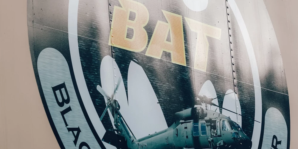 Lielvārdē atklāj UH-60M “Black Hawk” lidojumu mācību simulatora klasi