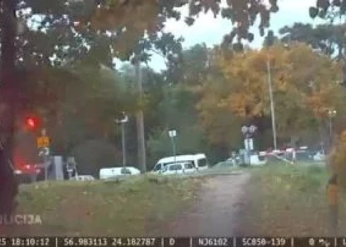 Imantas traģēdija neko neiemācīja - pārgalvji uz e-velosipēda Rīgā traucas pāri vilciena sliedēm pie sarkanās gaismas. 
