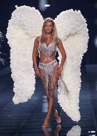 Белла Хадид во время закрывающего выхода на шоу Victoria’s Secret.
