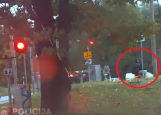 ВИДЕО: подростки на электровелосипедах в Риге продолжают ездить через железнодорожные пути на красный свет