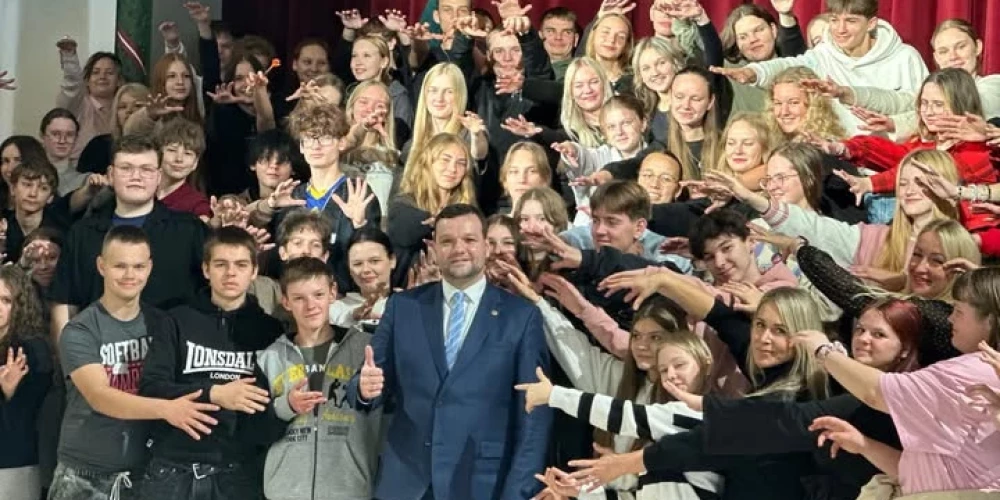 Reinis Uzulnieks dalās ar jauniešiem par digitālo drošību Jēkabpilī.