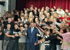 Reinis Uzulnieks dalās ar jauniešiem par digitālo drošību Jēkabpilī.