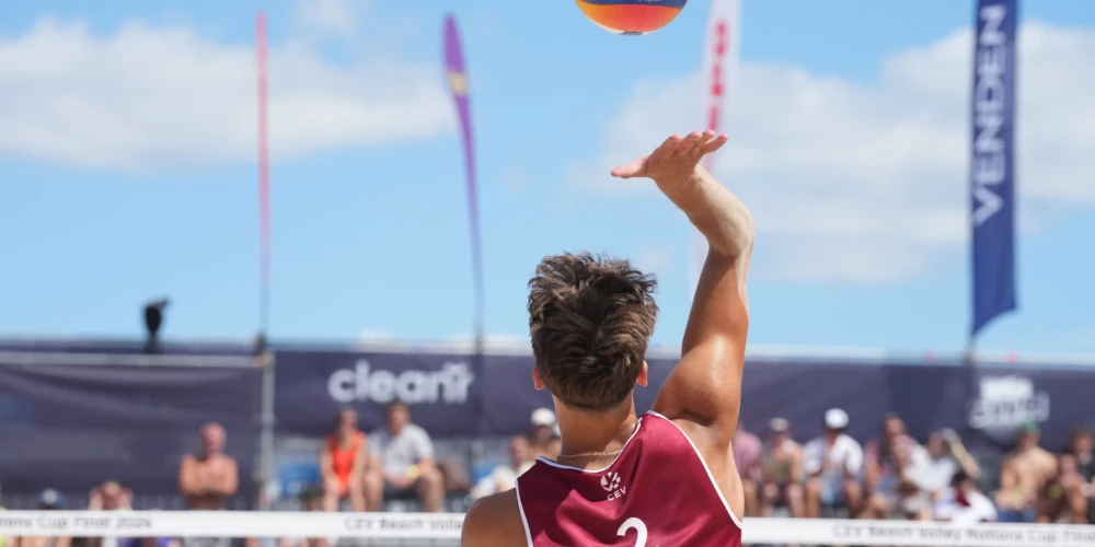 Latvijas duetam Auziņš/Fokerots uzvara otrajā pasaules U-21 čempionāta spēlē.