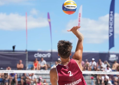 Latvijas duetam Auziņš/Fokerots uzvara otrajā pasaules U-21 čempionāta spēlē.