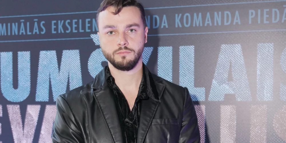 "Pieredze otrā ekrāna pusē, filmēšanas laukumā, bija jautra, tie visi cilvēki man tagad ir kā otra ģimene. Un es nemaz nezināju, kā kino taisa. Bija ļoti interesanti ieraudzīt, kā viss tiek ķepināts kopā," saka Raitis.