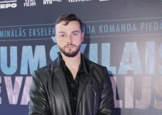 "Tumšzilais evaņģēlijs" zvaigzne Raitis Stūrmanis filmas tapšanas laikā apprecējies un kļuvis par tēti