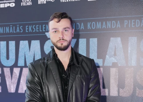 "Pieredze otrā ekrāna pusē, filmēšanas laukumā, bija jautra, tie visi cilvēki man tagad ir kā otra ģimene. Un es nemaz nezināju, kā kino taisa. Bija ļoti interesanti ieraudzīt, kā viss tiek ķepināts kopā," saka Raitis.