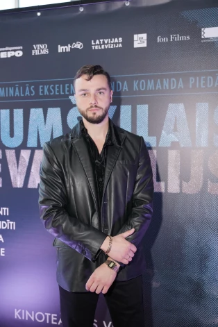 "Pieredze otrā ekrāna pusē, filmēšanas laukumā, bija jautra, tie visi cilvēki man tagad ir kā otra ģimene. Un es nemaz nezināju, kā kino taisa. Bija ļoti interesanti ieraudzīt, kā viss tiek ķepināts kopā," saka Raitis.