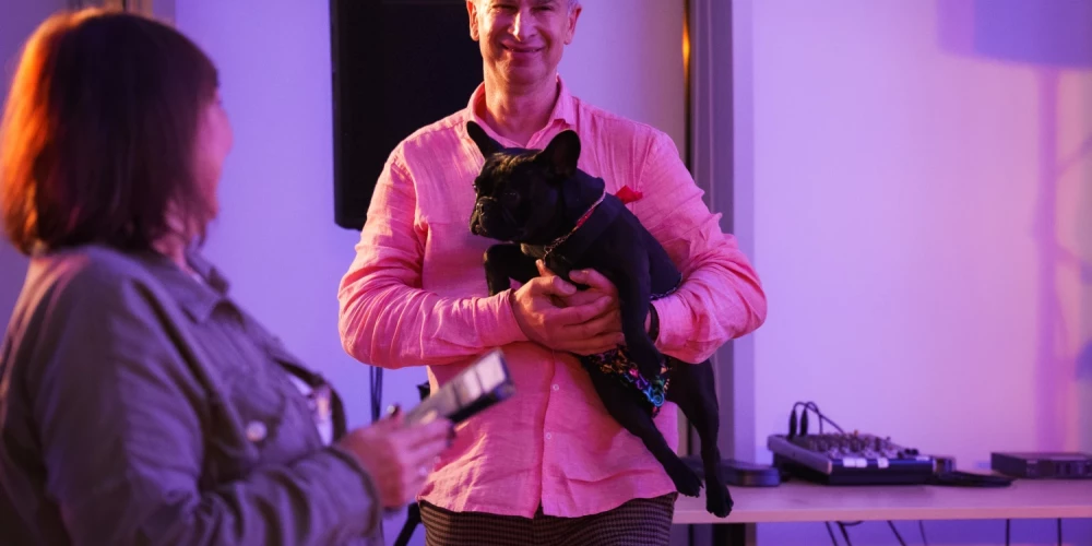 Vērienīgas svinības suņiem.