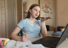 Учителя против ChatGPT: как в Латвии ищут баланс между технологиями и честностью