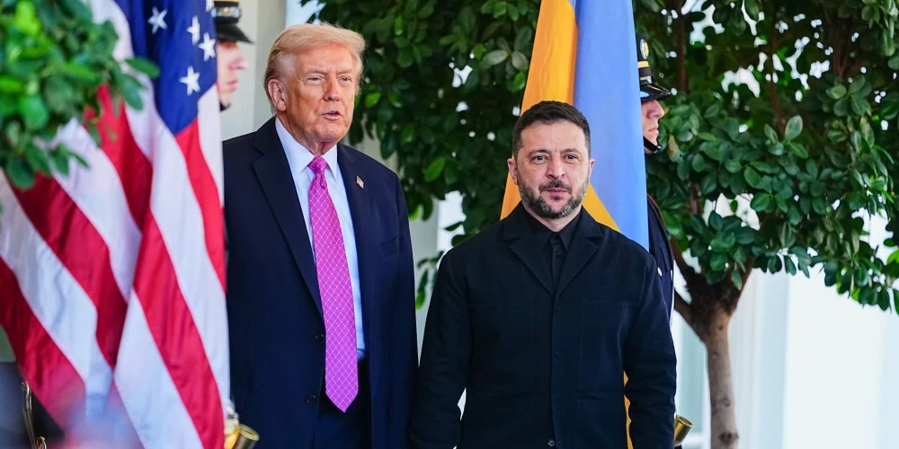Президент США Дональд Трамп приветствует президента Украины Владимира Зеленского у входа в вестибюль западного крыла Белого дома в Вашингтоне.