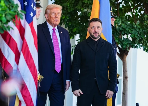 Президент США Дональд Трамп приветствует президента Украины Владимира Зеленского у входа в вестибюль западного крыла Белого дома в Вашингтоне.