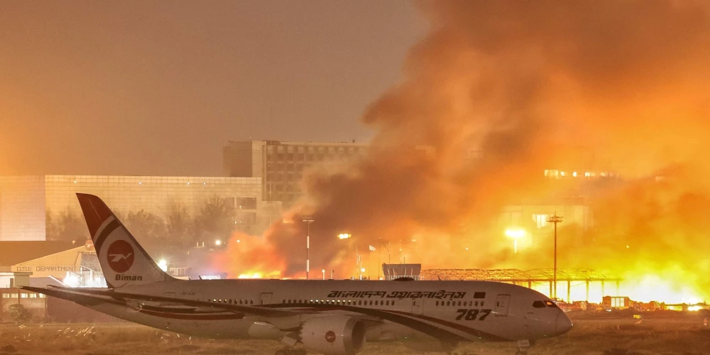 Bangladešas galvaspilsētas Dakas lidostā sestdien pārtraukta lidmašīnu pacelšanās un nolaišanās, jo lidostas kravu zonā izcēlies liels ugunsgrēks.
