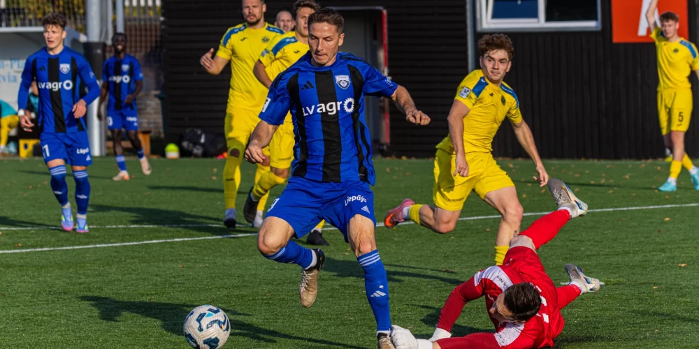 Latvijas futbola virslīgā neizšķirti spēlē turnīra tabulas lejasdaļas komandas "Grobiņa" un "Super Nova".