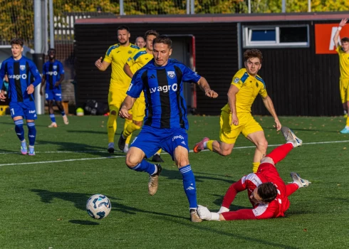 Latvijas futbola virslīgā neizšķirti spēlē turnīra tabulas lejasdaļas komandas "Grobiņa" un "Super Nova".