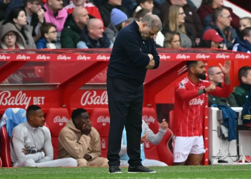 Pēc zaudējuma "Chelsea" komandai "Nottingham Forest" atlaiž treneri Postekoglu.