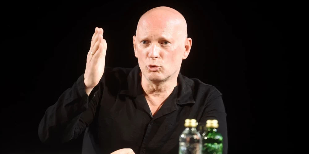 Режиссер Алвис Херманис планирует революционные изменения в избирательной системе Латвии.