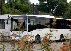“Bērni netiks uz skolu, pieaugušie – pie ārsta”: lauku iedzīvotāji iebilst pret sabiedriskā transporta samazinājumu