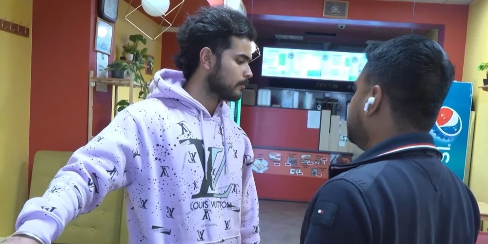 Из-за скандала в соцсетях индийца уволили, после чего он покинул Лиепаю и, возможно, уехал из Латвии.