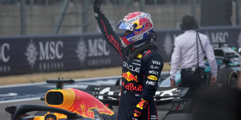 Verstapens izmanto “McLaren” kļūdu un izcīna pārliecinošu uzvaru ASV sprintā.