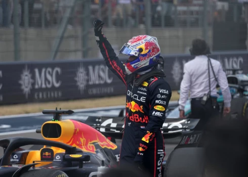 Verstapens izmanto “McLaren” kļūdu un izcīna pārliecinošu uzvaru ASV sprintā.