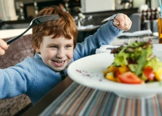 Ko runā tīmeklī: bērns visu nometis no galda, viesmīlis smaida