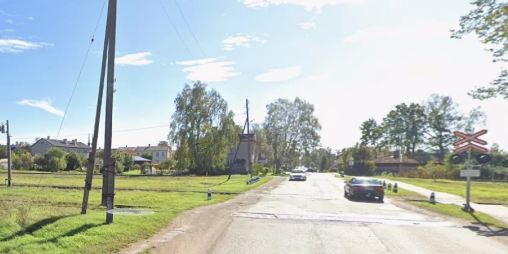 Skats uz dzelzceļa pārbrauktuvi un Rīgas ielu Gulbenē no Miera ielas (ekrānuzņēmums no "Google Maps")