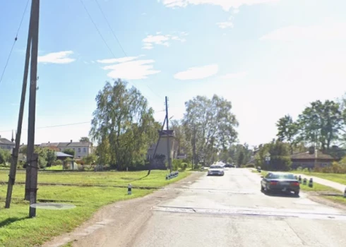 Skats uz dzelzceļa pārbrauktuvi un Rīgas ielu Gulbenē no Miera ielas (ekrānuzņēmums no "Google Maps")