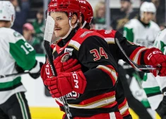 Pērn labākais Čehijas ekstralīgas snaiperis Tralmaks divreiz sarūgtina pretinieku vārtsargu "Griffins" uzvarā AHL spēlē, Ločmelis iemet "Bruins" uzvarā 