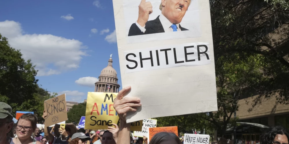 Daudzviet ASV ļaudis protestē pret Trampa uzvešanos, it kā viņš būtu diktators