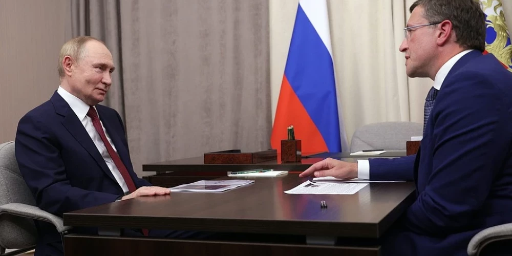 Ņižņijnovgorodas apgabala gubernators Gļebs Ņikitins atskaitās Krievijas diktatoram Vladimiram Putinam (ekrānuzņēmums no kremlin.ru)